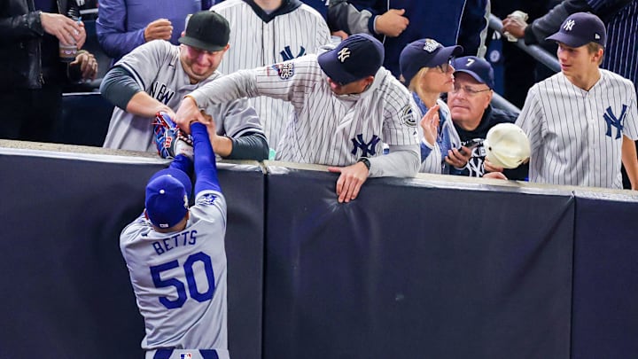 Fanáticos de los Yankees le quitaron una pelota del guante a Mookie Betts
