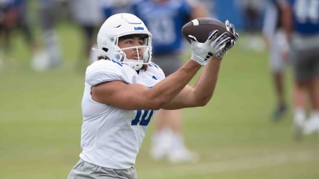 Kansas redshirt junior linebacker Jayson Gilliom (10) makes a catch during a practice on Tuesday, Aug. 6.