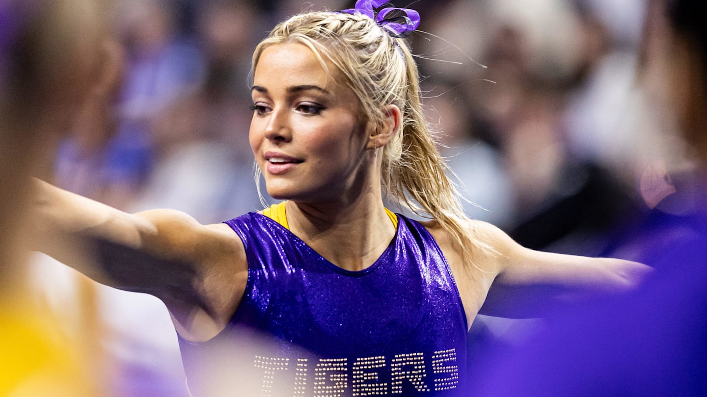 Livvy Dunne crushes beam for LSU Gymnastics opener with Paul Skenes(04)