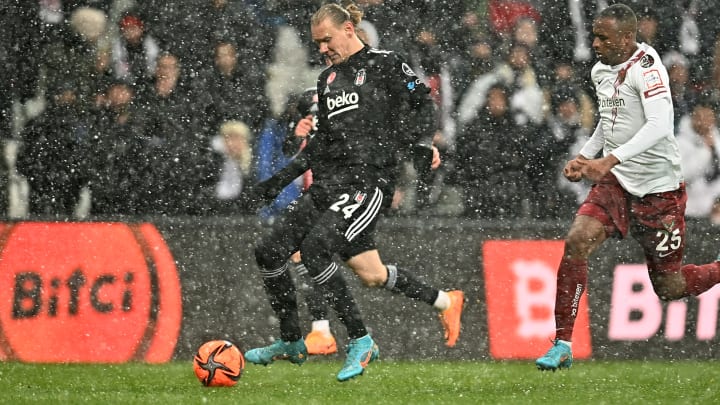 Domagoj Vida araya giriyor. Domagoj Vida araya giriyor.