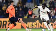 Bafetimbi Gomis, Leo Duarte'nin karşısında.