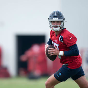 Tennessee Titans quarterback Brandon Allen drops back to pass during OTAs.