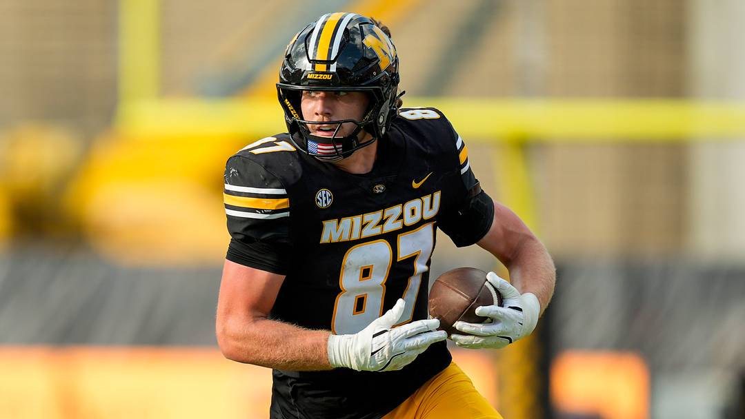 Sep 6, 2025; Columbia, Missouri, USA; Missouri Tigers tight end Brett Norfleet (87) runs with the ball during the second half against the Kansas Jayhawks at Faurot Field at Memorial Stadium. Mandatory Credit: Jay Biggerstaff-Imagn Images Sep 6, 2025; Columbia, Missouri, USA; Missouri Tigers tight end Brett Norfleet (87) runs with the ball during the second half against the Kansas Jayhawks at Faurot Field at Memorial Stadium. Mandatory Credit: Jay Biggerstaff-Imagn Images