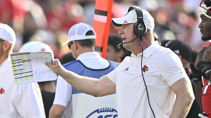 Oct 4, 2025; Louisville, Kentucky, USA; Louisville Cardinals head coach Jeff Brohm calls out instructions during the second quarter against the Virginia Cavaliers at L&N Federal Credit Union Stadium. Virginia defeated Louisville 30-27. Mandatory Credit: Jamie Rhodes-Imagn Images Oct 4, 2025; Louisville, Kentucky, USA; Louisville Cardinals head coach Jeff Brohm calls out instructions during the second quarter against the Virginia Cavaliers at L&N Federal Credit Union Stadium. Virginia defeated Louisville 30-27. Mandatory Credit: Jamie Rhodes-Imagn Images
