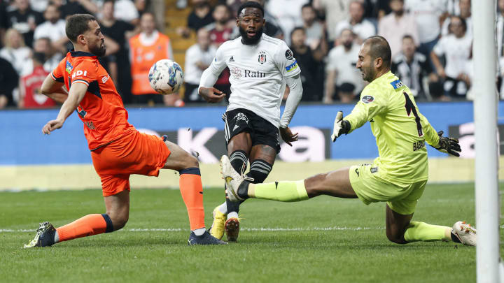 Georges-Kevin N'Koudou savunmaya takılıyor. Georges-Kevin N'Koudou savunmaya takılıyor.