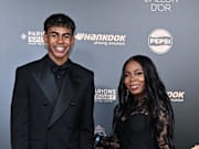 Lamine Yamal avec sa mère, à la cérémonie du Ballon d'Or 2024.