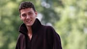 B. Pavard, nouveau joueur de l'OM, arrivé ce matin