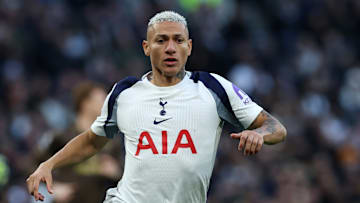 O capixaba Richarlison deve começar entre os 11