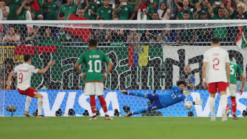 Guillermo Ochoa ataja el penal de Robert Lewandowski en el Mundial de Qatar 2022.