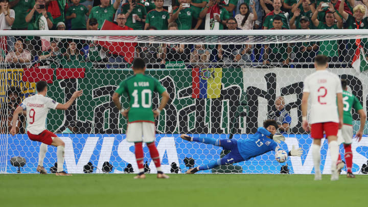 Guillermo Ochoa ataja el penal de Robert Lewandowski en el Mundial de Qatar 2022. Guillermo Ochoa ataja el penal de Robert Lewandowski en el Mundial de Qatar 2022.