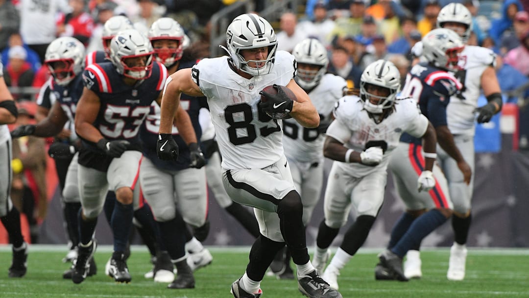 Sep 7, 2025; Foxborough, Massachusetts, USA; Las Vegas Raiders tight end Brock Bowers (89) makes a catch against the New England Patriots during the second half at Gillette Stadium. Mandatory Credit: Bob DeChiara-Imagn Images