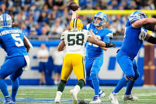 Detroit Lions quarterback Jared Goff (16) makes a pass against Green Bay Packers linebacker Isaiah McDuffie