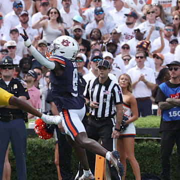 Cal wide receiver Nyziah Hunter makes a touchdown catch