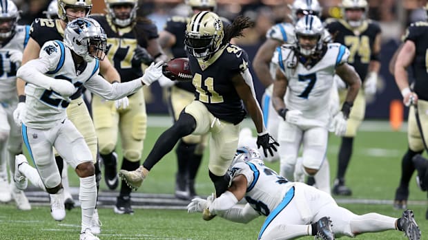 New Orleans Saints running back Alvin Kamara (41) breaks away against the Carolina Panthers 