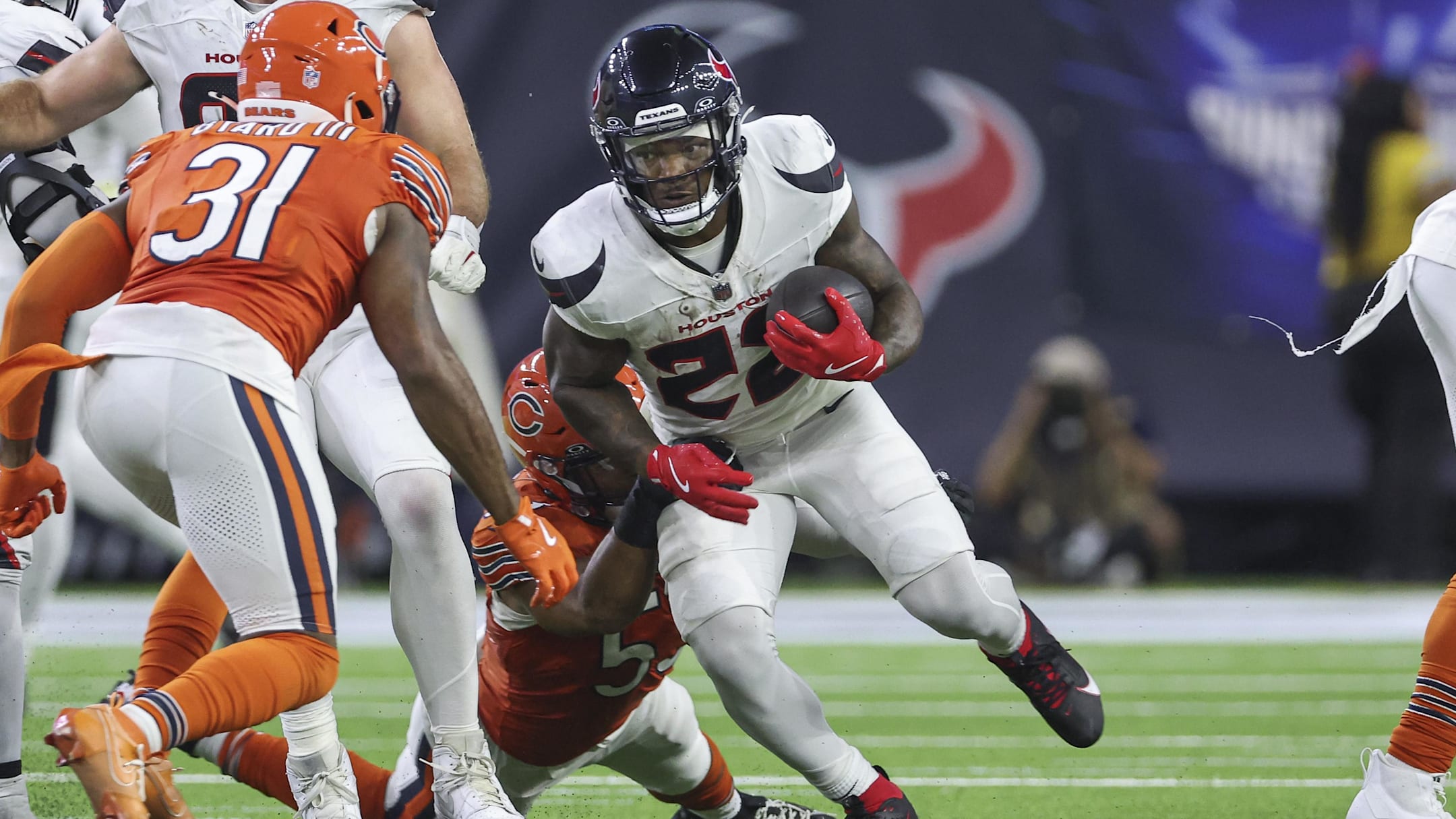 Veteran options at running back limited for Bears after signing