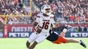 Dec 31, 2024; Orlando, FL, USA; South Carolina Gamecocks quarterback LaNorris Sellers (16) runs the ball against Illinois Fighting Illini linebacker Joe Barna (43) in the first quarter at Camping World Stadium. Mandatory Credit: Jeremy Reper-Imagn Images