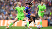 Alexandra Popp im Duell mit Weltfußballerin Aitana Bonmati