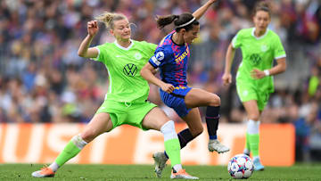 Alexandra Popp im Duell mit Weltfußballerin Aitana Bonmati