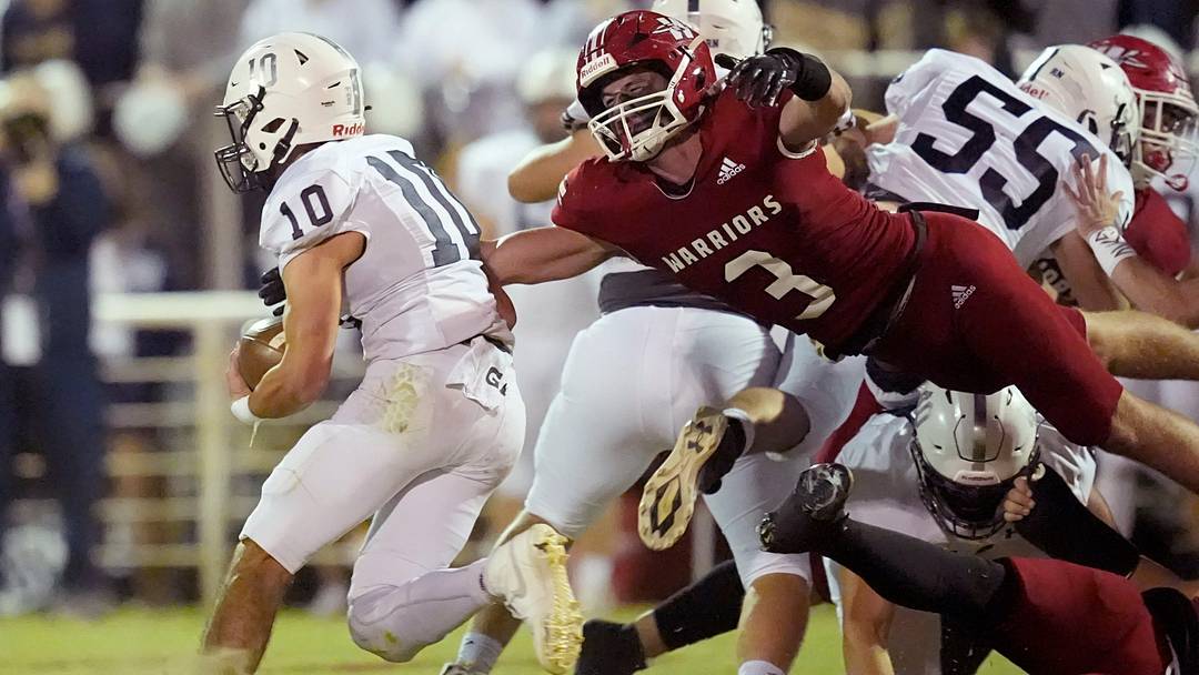 Washington's Case Alexander tries to tackle Marlow's Blayd Harris 