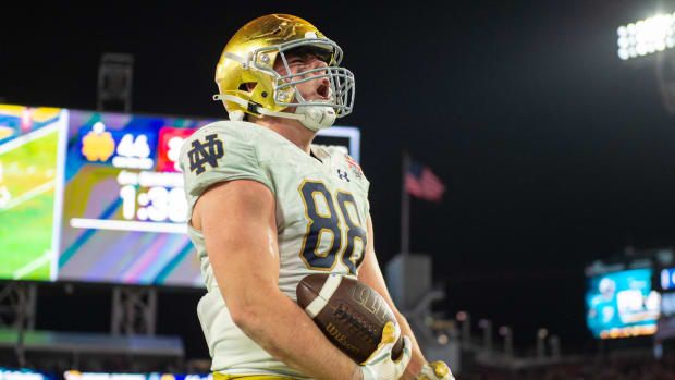 Notre Dame places No. 6 in Phil Steele's college football rankings predictions.