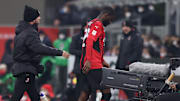  Fikayo Tomori lascia il campo dopo l'infortunio 