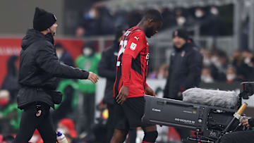  Fikayo Tomori lascia il campo dopo l'infortunio 