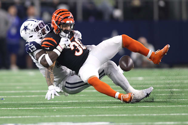 Dallas Cowboys linebacker DeMarvion Overshown