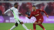 Ridle Baku (l.) im Duell mit Benjamin Henrichs