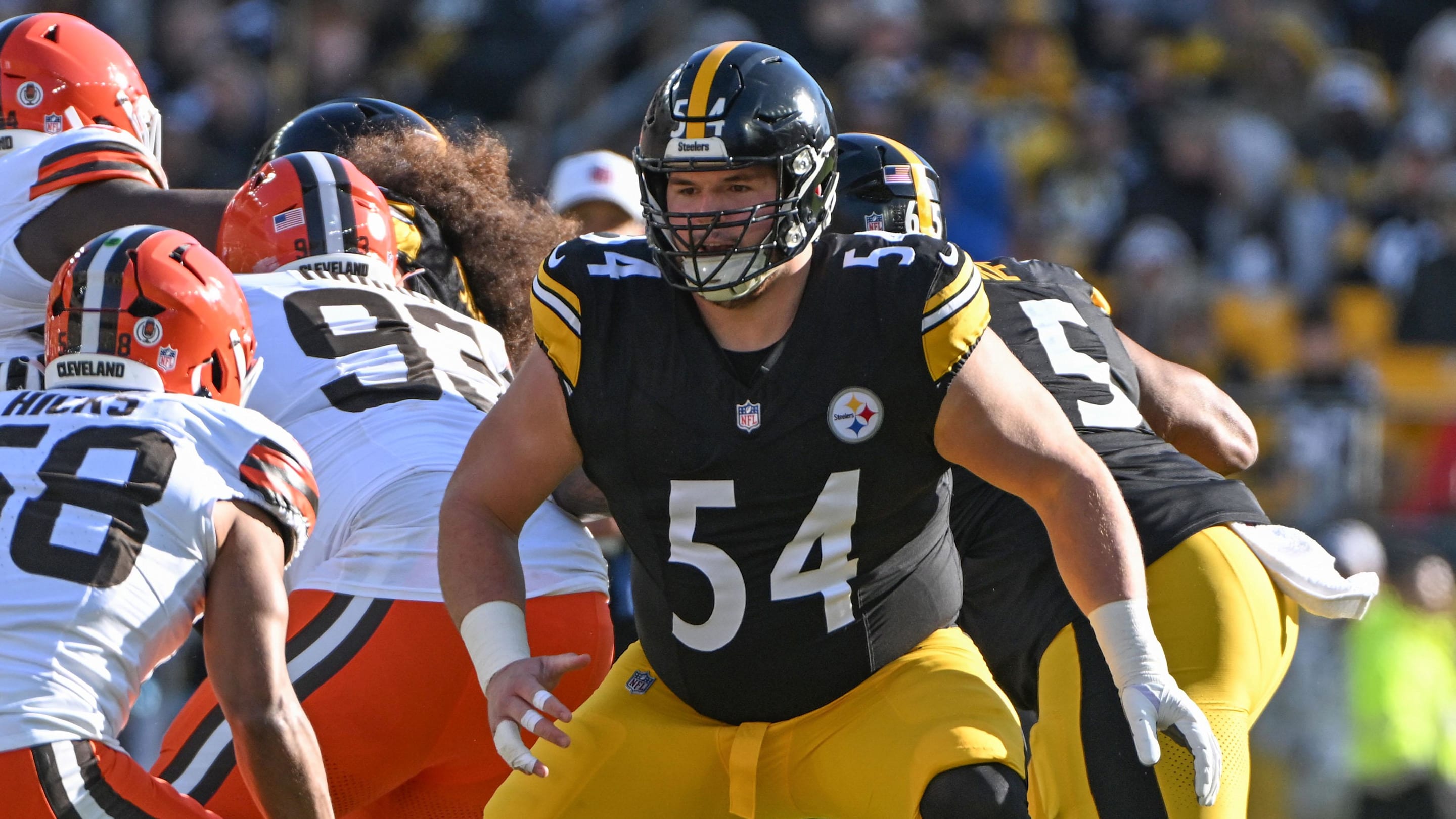 Steelers, Packers Prepare for Week 8 With Key Injuries, Player Returns