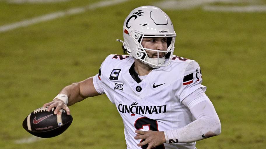 Cincinnati Bearcats quarterback Brendan Sorsby runs with the ball during the game against TCU.