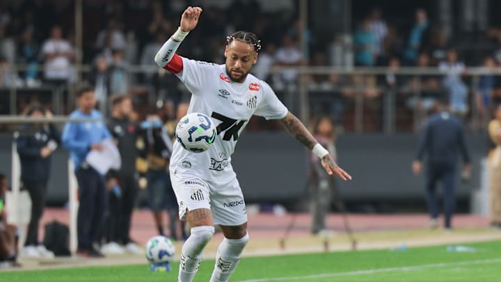 Beim FC Santos steht Neymar noch für die nächsten zwei Monate unter Vertrag Beim FC Santos steht Neymar noch für die nächsten zwei Monate unter Vertrag