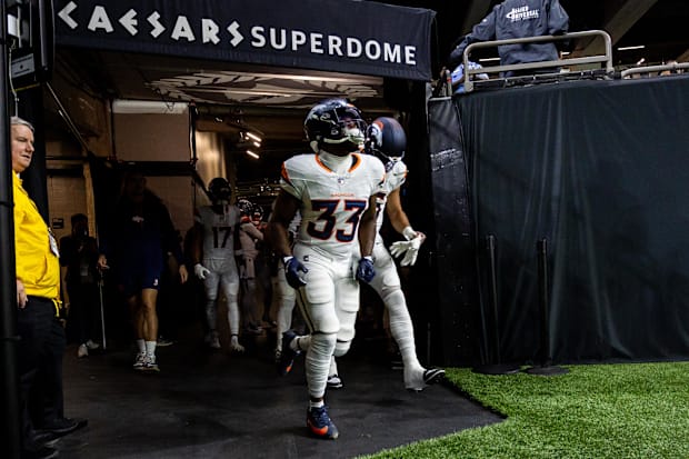 Denver Broncos, the ball carrier Javonte Williams, runs the tunnel before a match against the Holy Orleans.