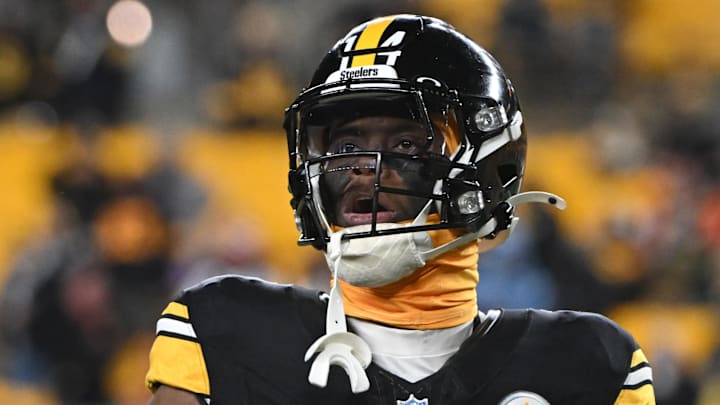 Pittsburgh Steelers wide receiver George Pickens warms up for a game against the Cincinnati Bengals at Acrisure Stadium. Pittsburgh Steelers wide receiver George Pickens warms up for a game against the Cincinnati Bengals at Acrisure Stadium.