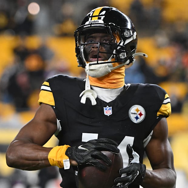 Pittsburgh Steelers wide receiver George Pickens warms up for a game against the Cincinnati Bengals. 