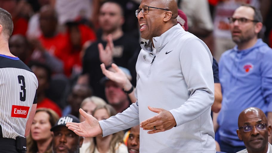 Knicks head coach Mike Brown on the sideline.