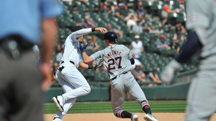 Chicago White Sox third base Miguel Vargas (20) tags out Detroit Tigers shortstop Trey Sweeney (27) to complete a double play in the run down during the fifth inning at Guaranteed Rate Field on Aug 25.