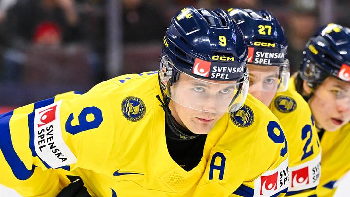 Theo Lindstein (left) at the 2025 IIHF World Junior Championship bronze medal game