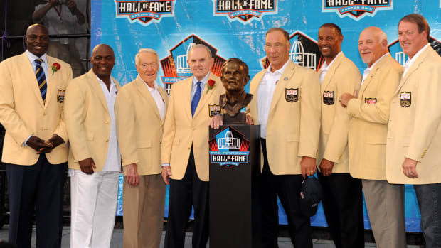 Bruce Smith, Thurman Thomas, Marv Levy, Wilson, Joe DeLamielleure, Jams Lofton, Billy Shaw and Jim Kelly. 