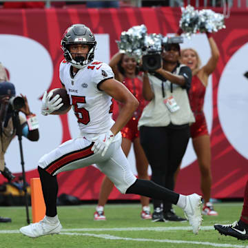 Tampa Bay and former Husky wide receiver Jalen McMillan (15) catches a 32-yard TD pass against the Washington Commanders