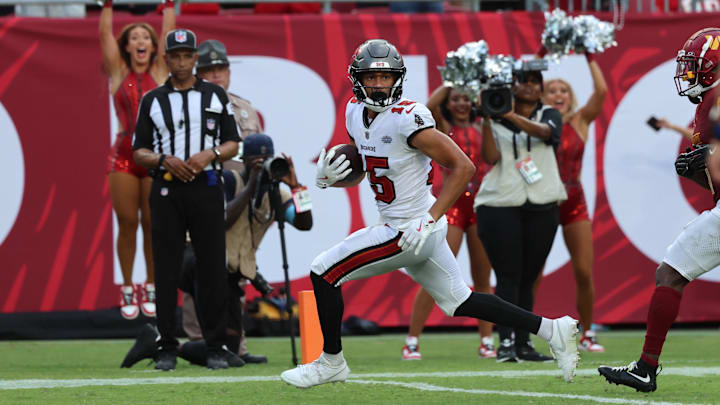 Tampa Bay and former Husky wide receiver Jalen McMillan (15) catches a 32-yard TD pass against the Washington Commanders