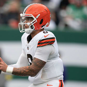 Cleveland Browns quarterback Dillon Gabriel (8) drops back for a pass during an NFL Week 10 game between the New York Jets and the Cleveland Browns at MetLife Stadium on Sunday, Nov. 9, 2025.