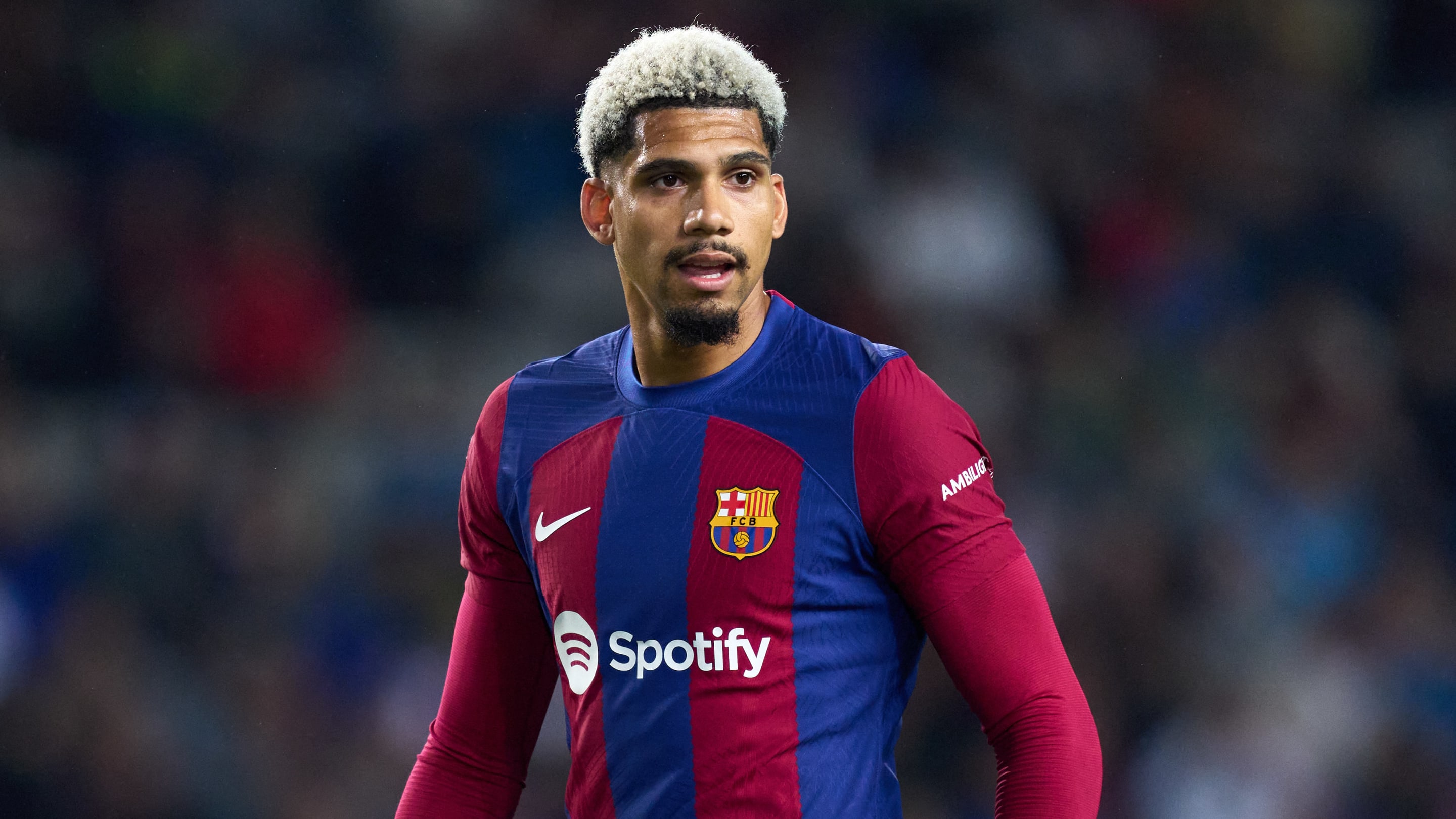Mercato : Le FC Barcelone cible un ancien défenseur de Ligue 1 en cas de départ de Ronald Araujo !