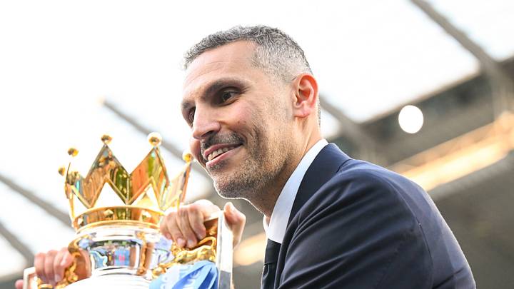 Khaldoon Al Mubarak mit der Premier-League-Trophäe Khaldoon Al Mubarak mit der Premier-League-Trophäe