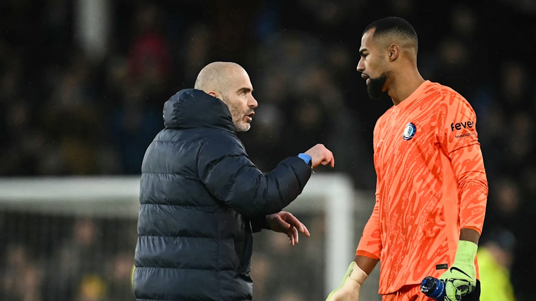 Chelsea goalkeeper Roberto Sanchez confers with coach Enzo Maresca