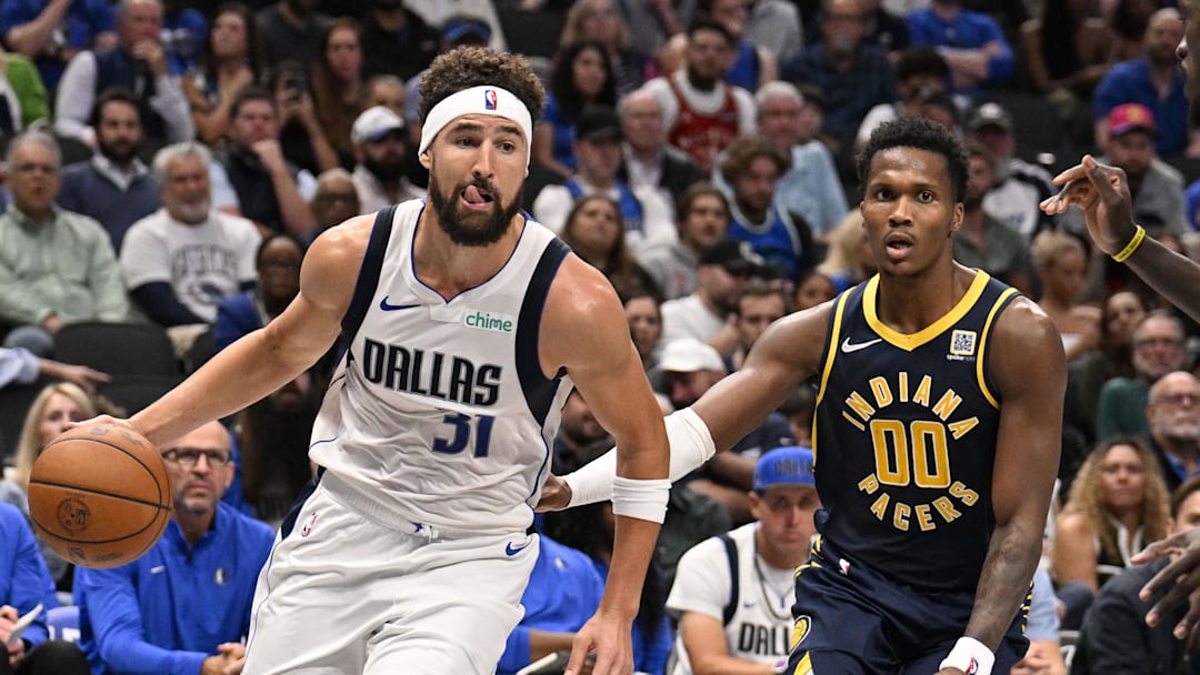 Nov 4, 2024; Dallas, Texas, USA; Dallas Mavericks guard Klay Thompson (31) and Indiana Pacers guard Bennedict Mathurin (00) in action during the game between the Dallas Mavericks and the Indiana Pacers at American Airlines Center. Mandatory Credit: Jerome Miron-Imagn Images