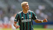 Julián Araujo sería buena opción para Rayados