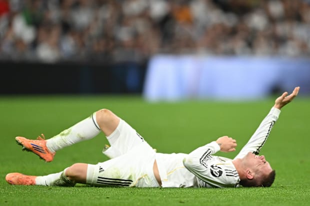 ฟรังโก มาสตันตูโอโน่ ดิ้นรนด้วยความเจ็บปวด