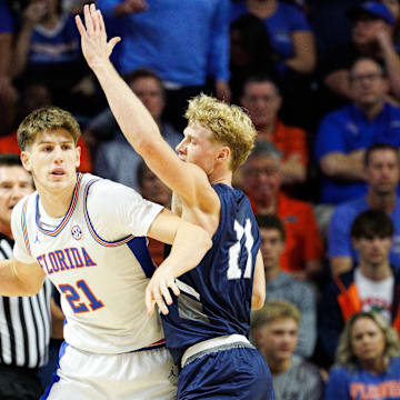 Florida Gators forward Alex Condon recorded a double-double in the win over UNF.