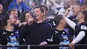 Party-Traube um HSV-Coach Merlin Polzin