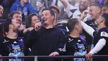 Party-Traube um HSV-Coach Merlin Polzin
